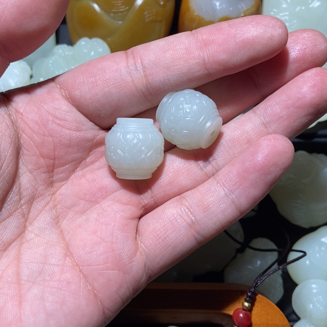 昆***石和田玉未镶嵌颈饰