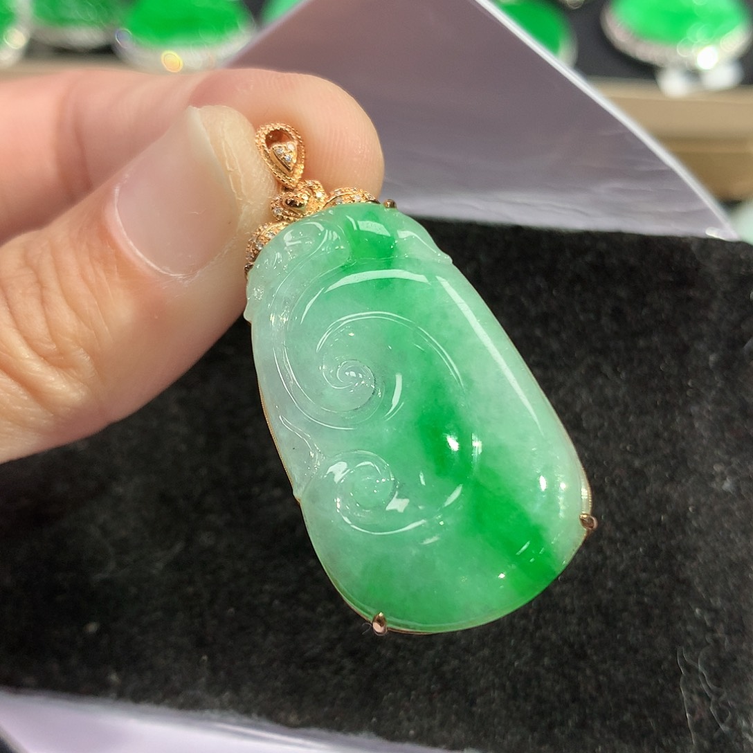 翡翠吊坠(赠链)18K金镶嵌