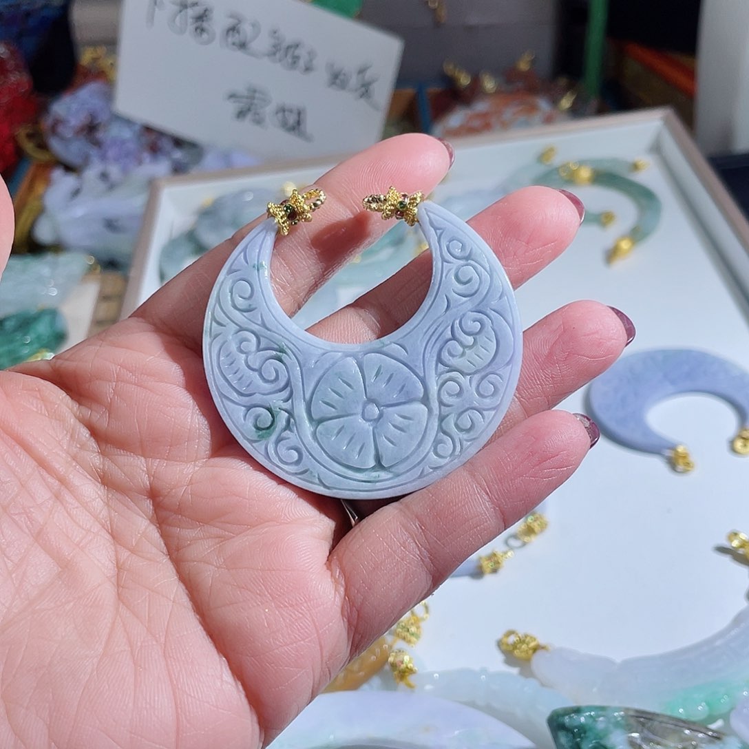 翡翠颈饰未镶嵌小*翡翠月牙紫色