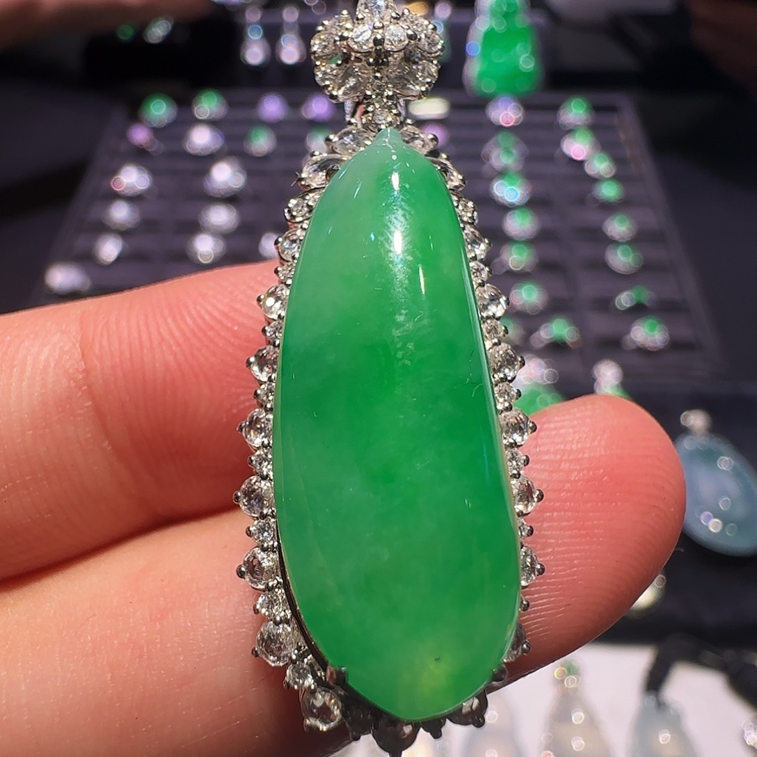 翡翠18K金镶嵌颈饰吊坠