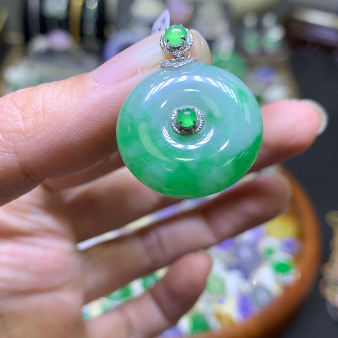 翡翠颈饰18K金镶嵌翡翠吊坠项链