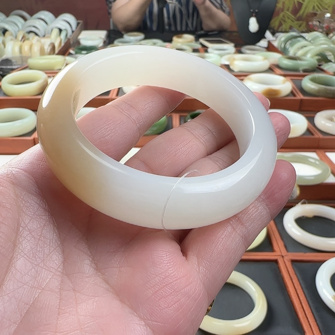 芳***和田玉手镯未镶嵌