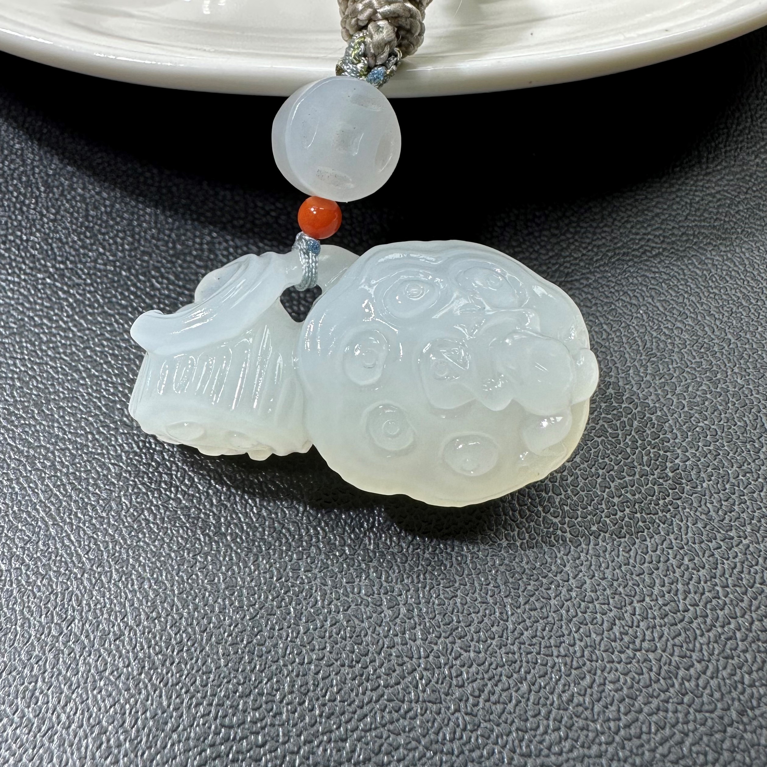 俄料白玉芭莎料苏工手工雕刻并蒂莲藕（裸石12*30mm）吊坠白色女士