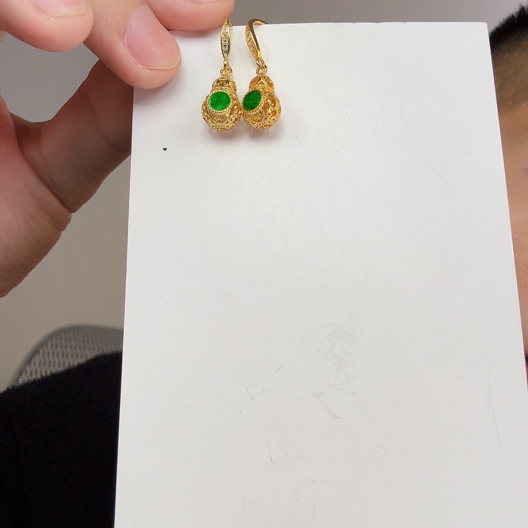 翡翠未镶嵌颈饰一对