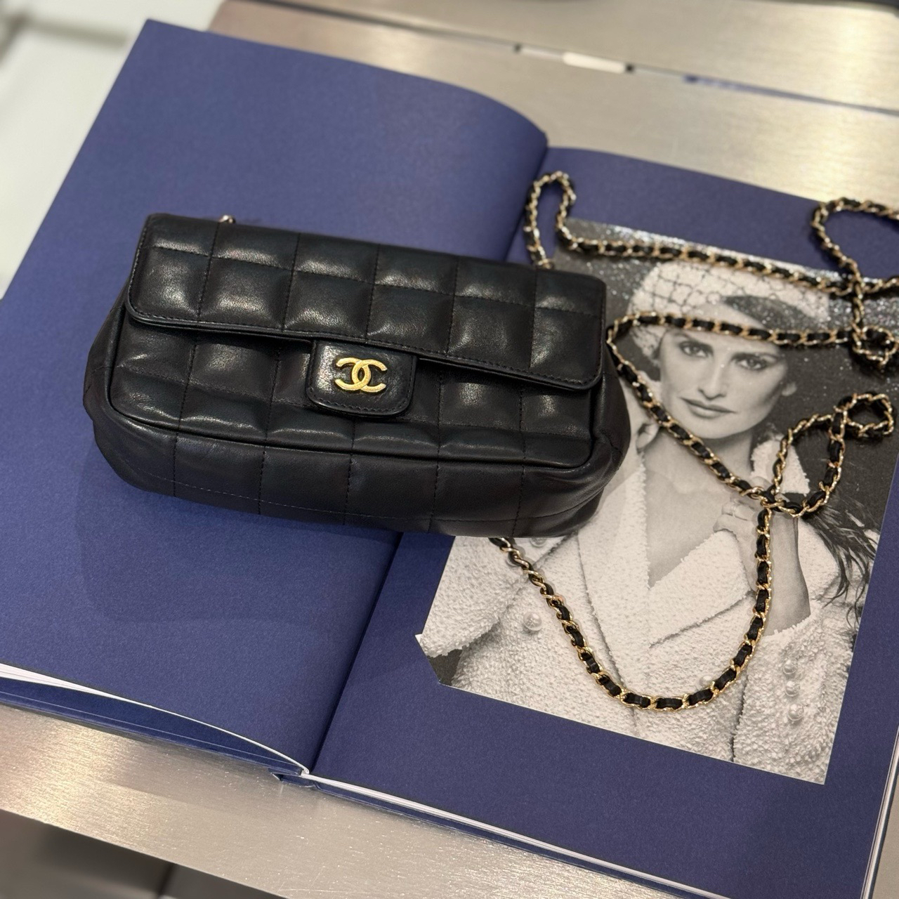 95新 Chanel/香奈儿 95新 13开黑金冰凌格mini链条包 小牛皮 1965
