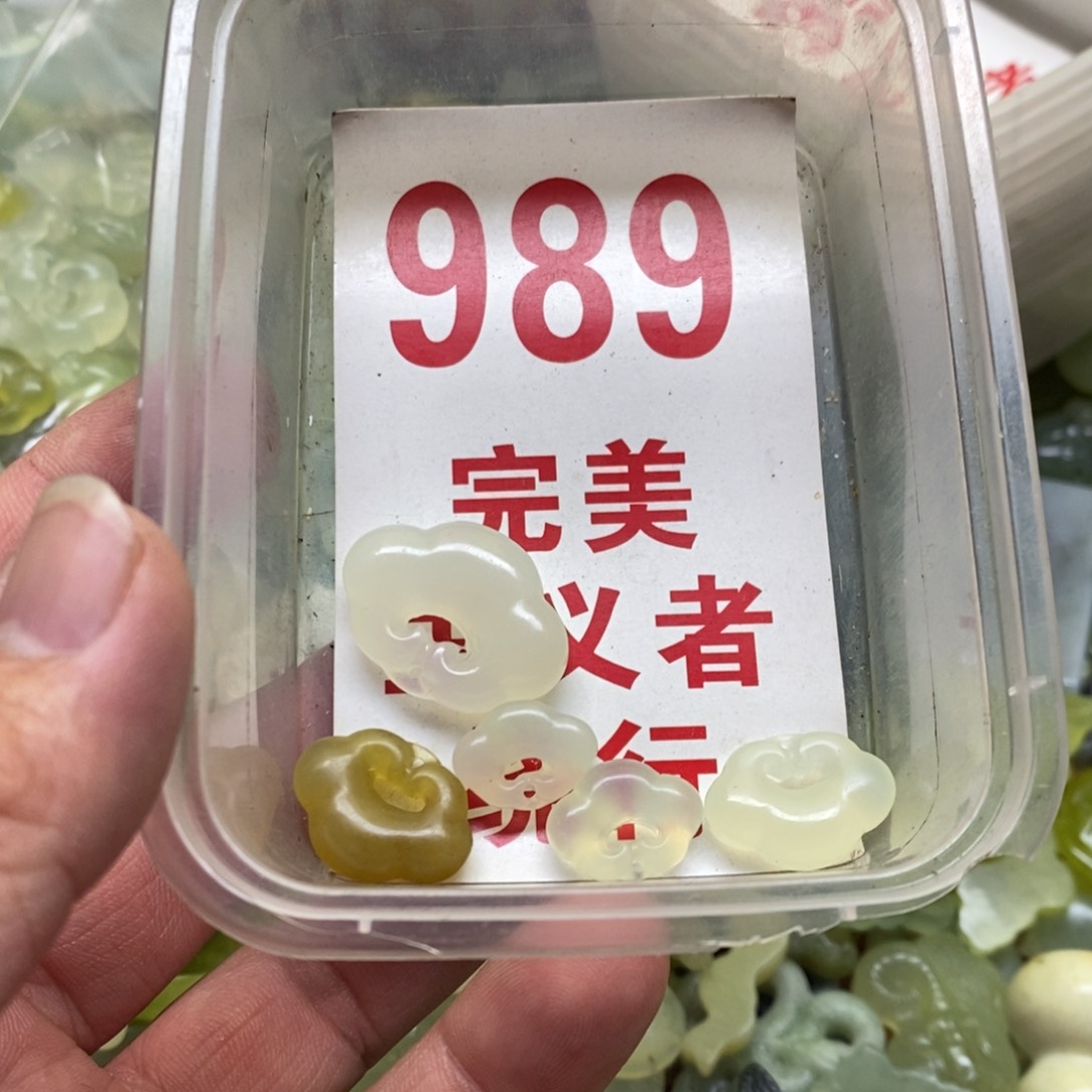 蛇纹石玉挂坠未镶嵌