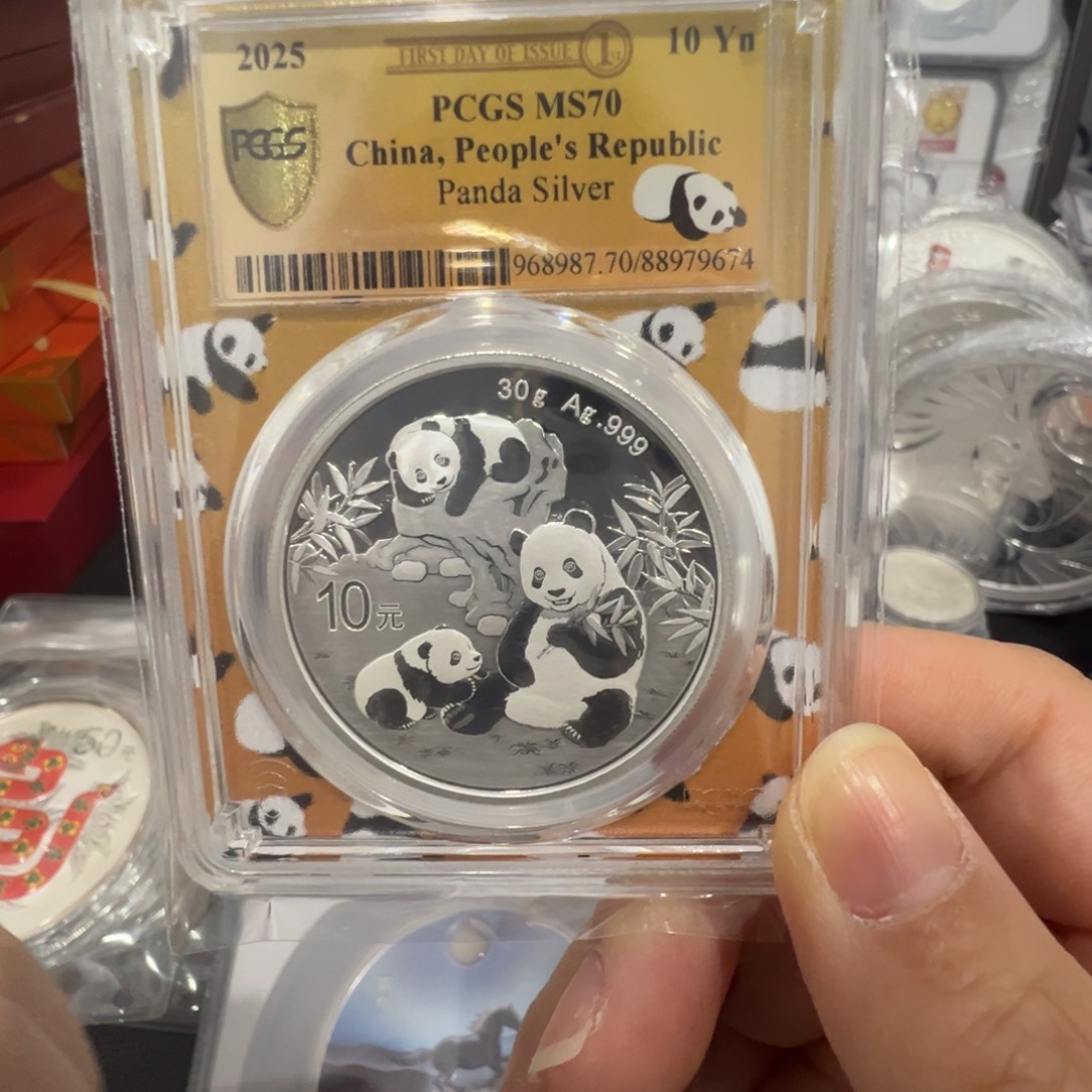 烈***焰纯银pcgs首日70分2025年熊猫银币1枚