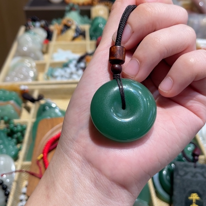 石英质玉未镶嵌颈饰