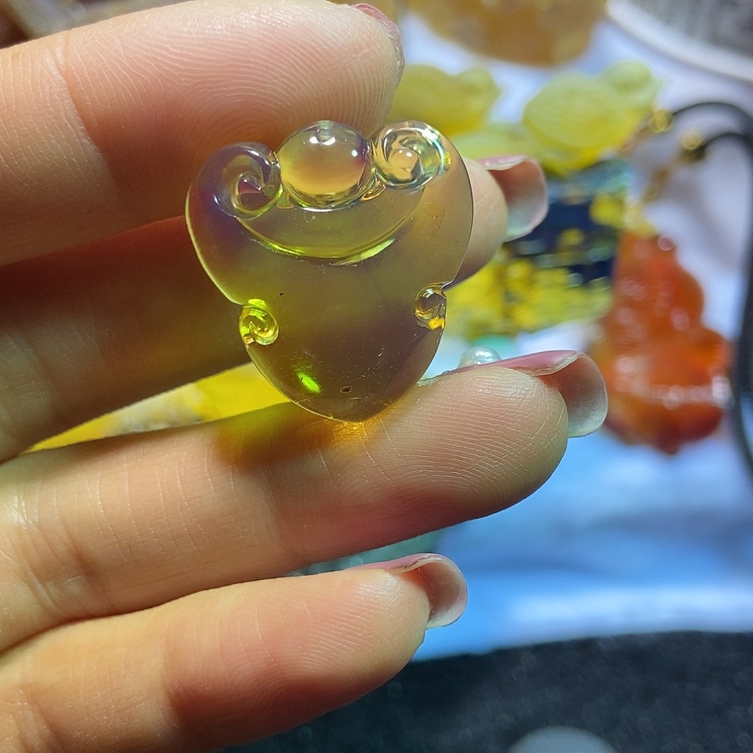 琥珀颈饰未镶嵌如意