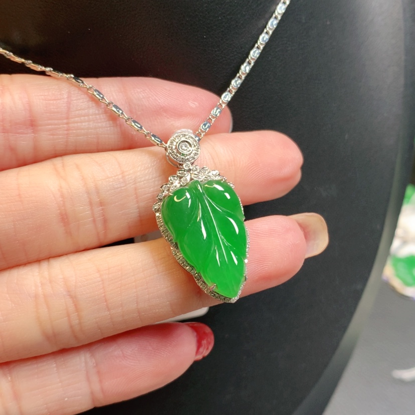 【闪购商品】翡翠吊坠(赠链)18K金镶嵌