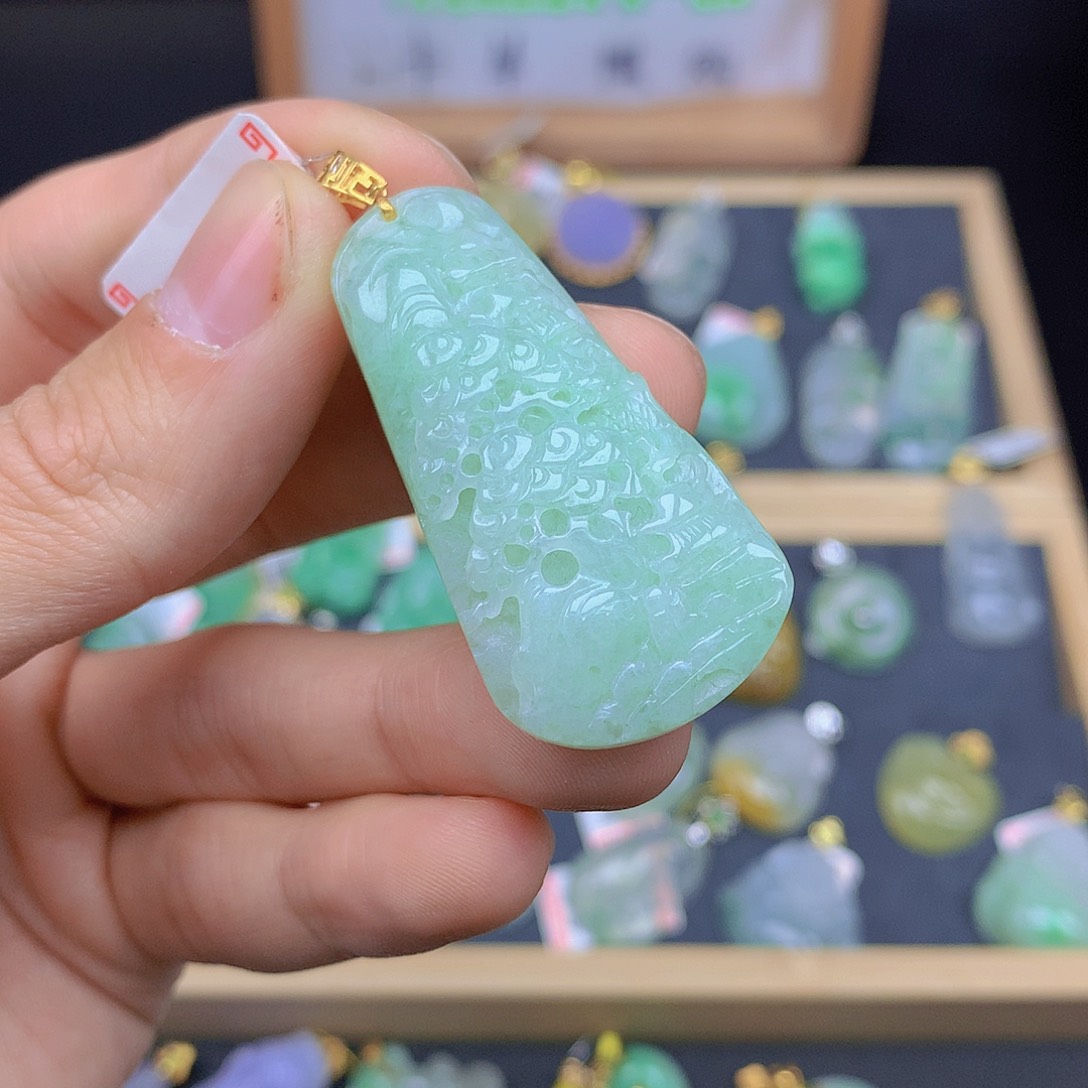 翡翠颈饰18K金镶嵌翡翠