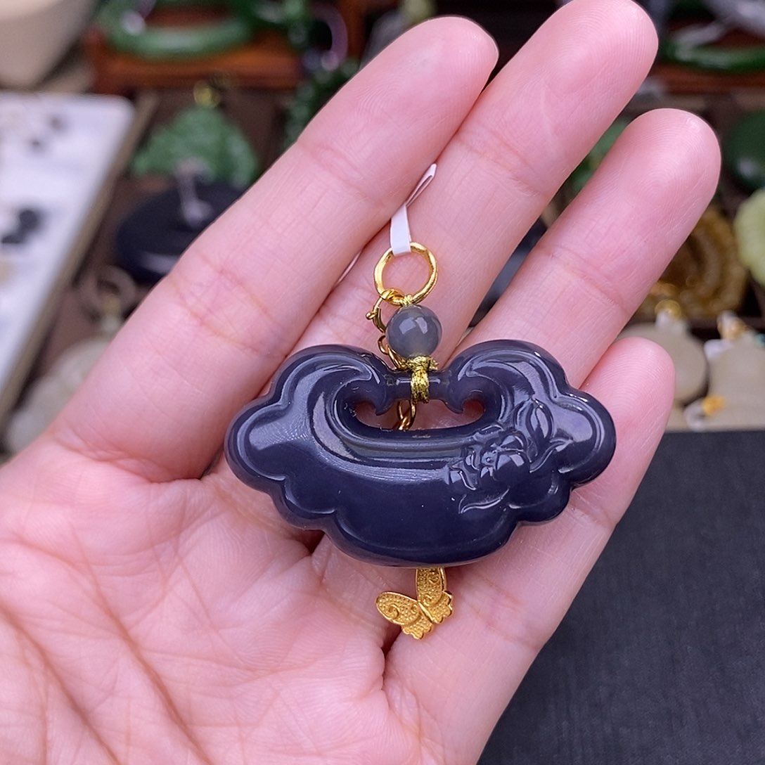 和田玉2号 浓烟紫吊坠清货价老料如意锁未镶嵌