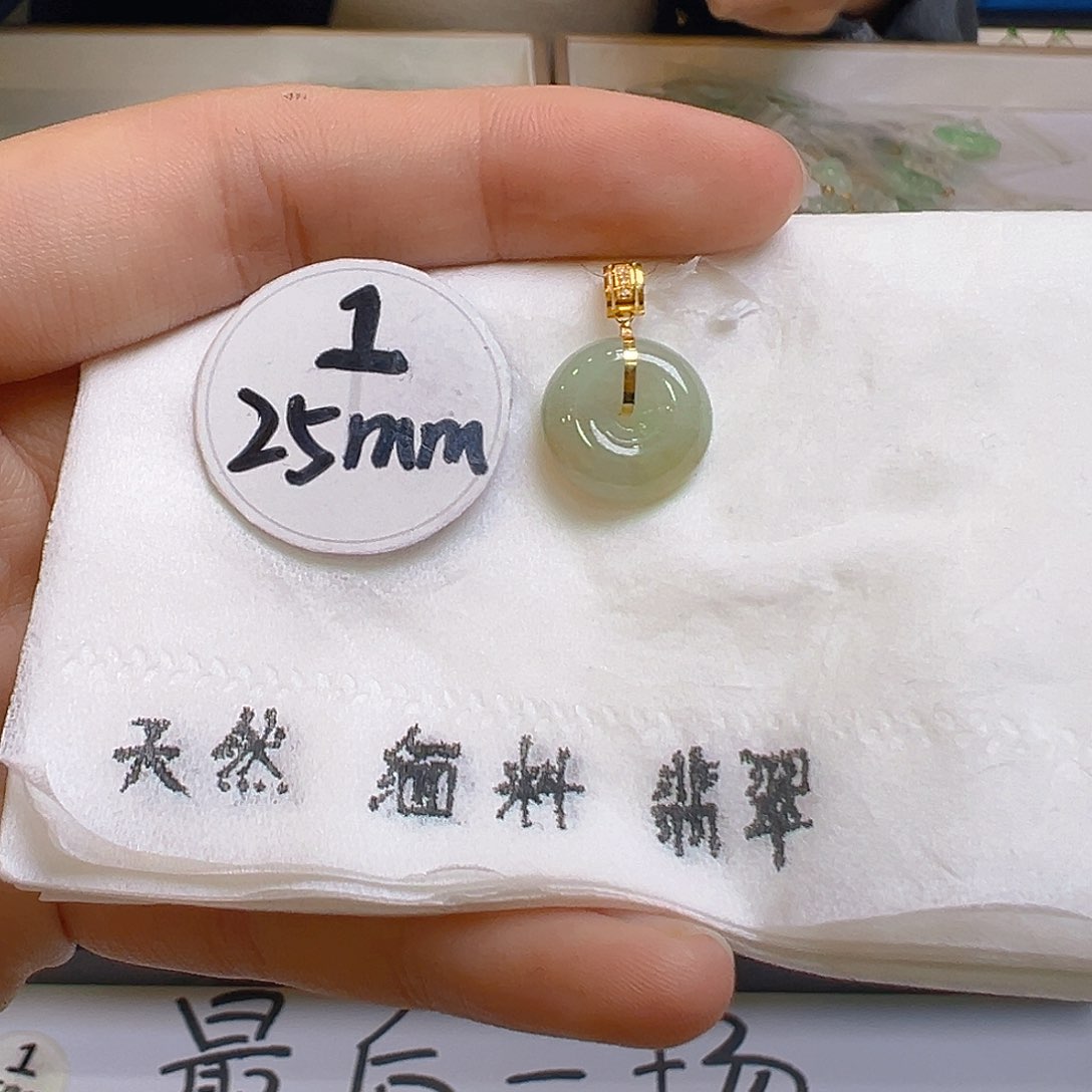 翡翠颈饰18K金镶嵌翡翠