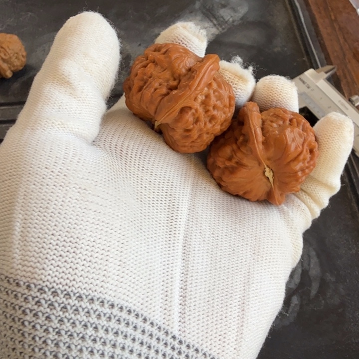 文玩核桃吊坠金字塔