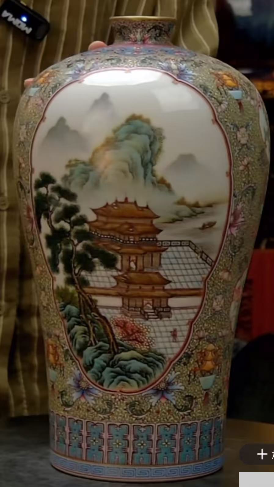 珐琅彩山水画片梅瓶
