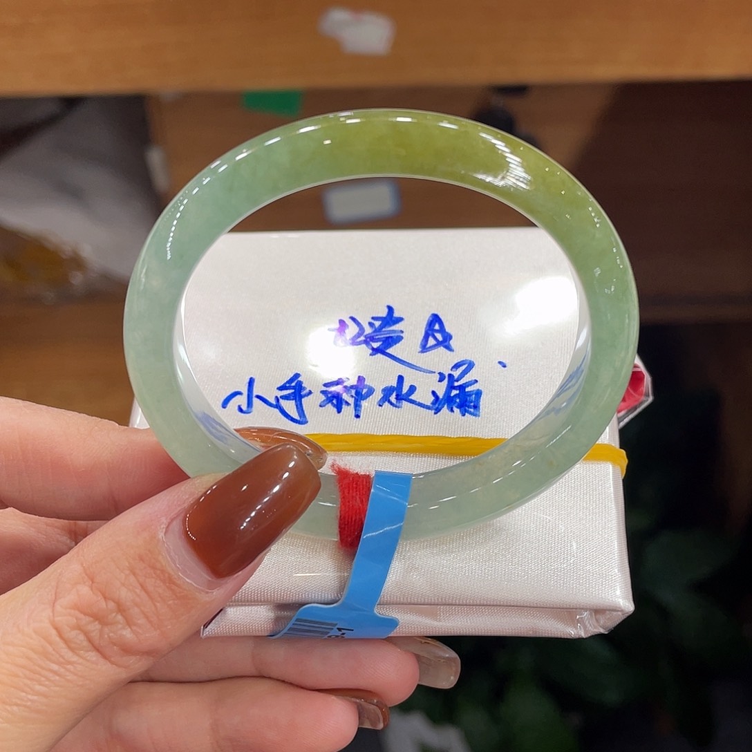 翡翠手镯未镶嵌天然翡翠