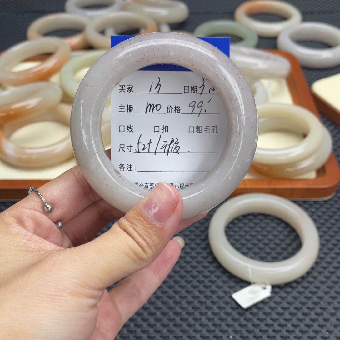 石英质玉手镯未镶嵌
