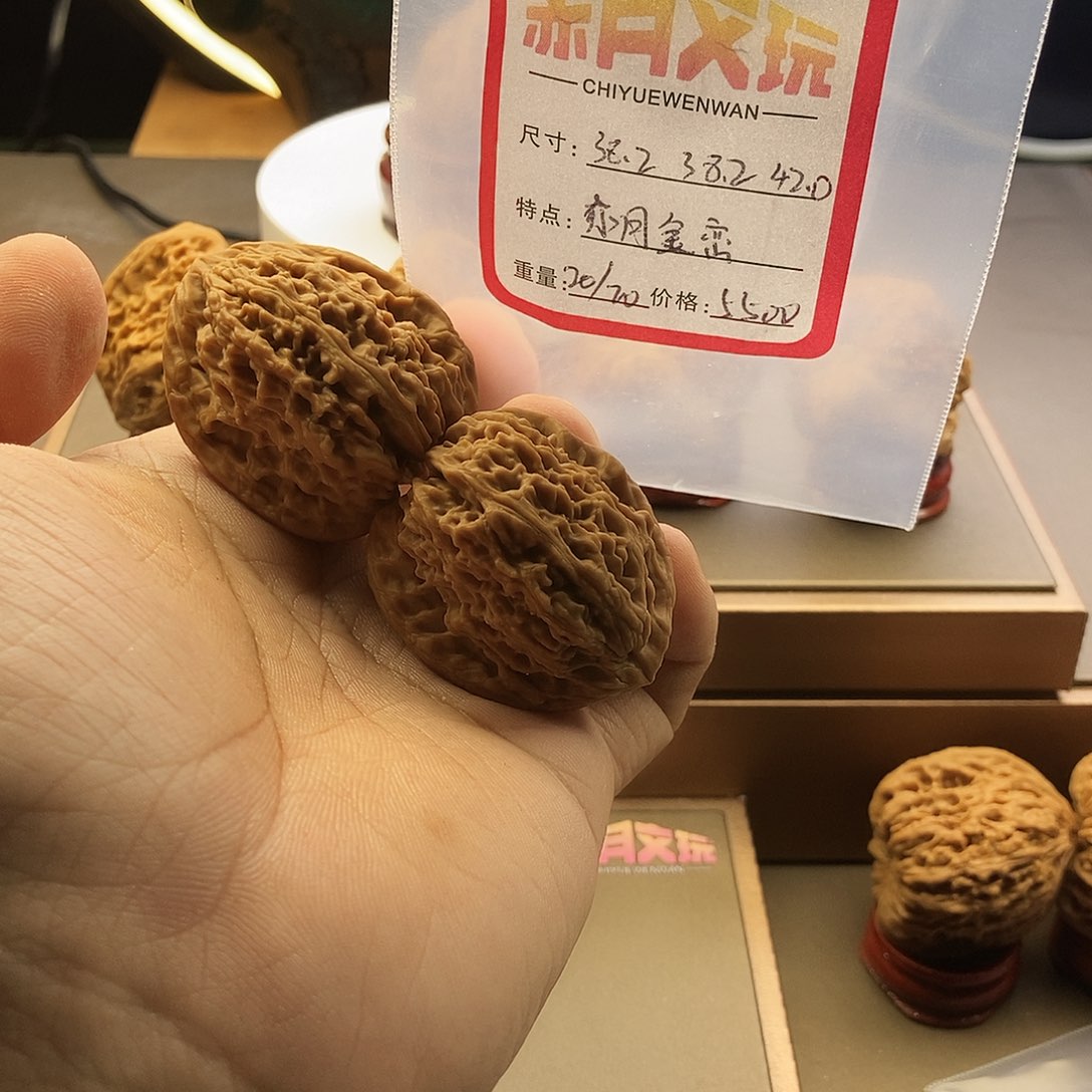 文玩核桃把件赤月金峦南疆石666666