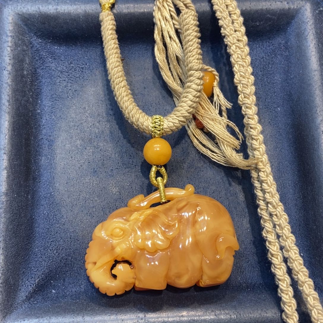 琥珀未镶嵌颈饰蜜蜡