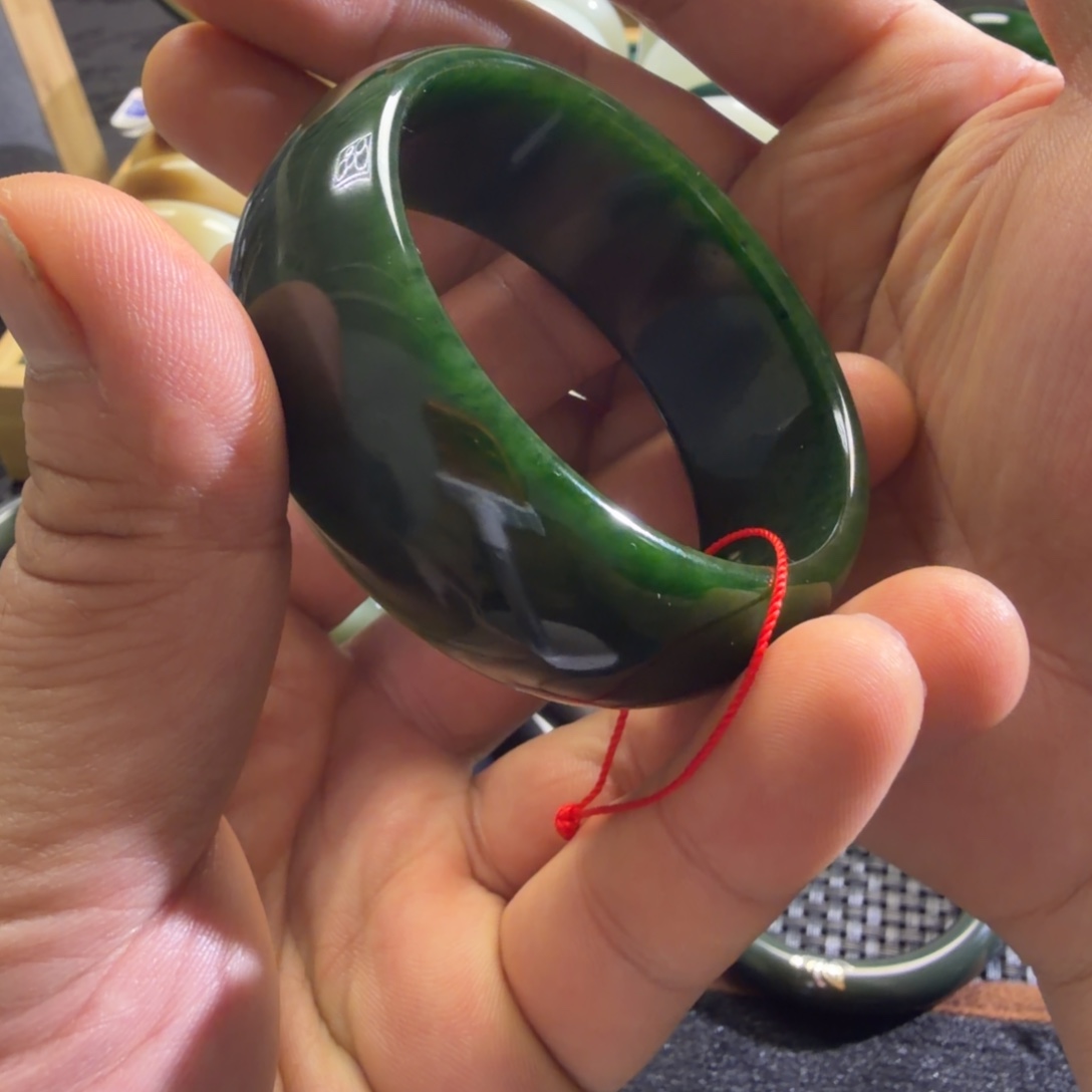 和田玉未镶嵌手镯