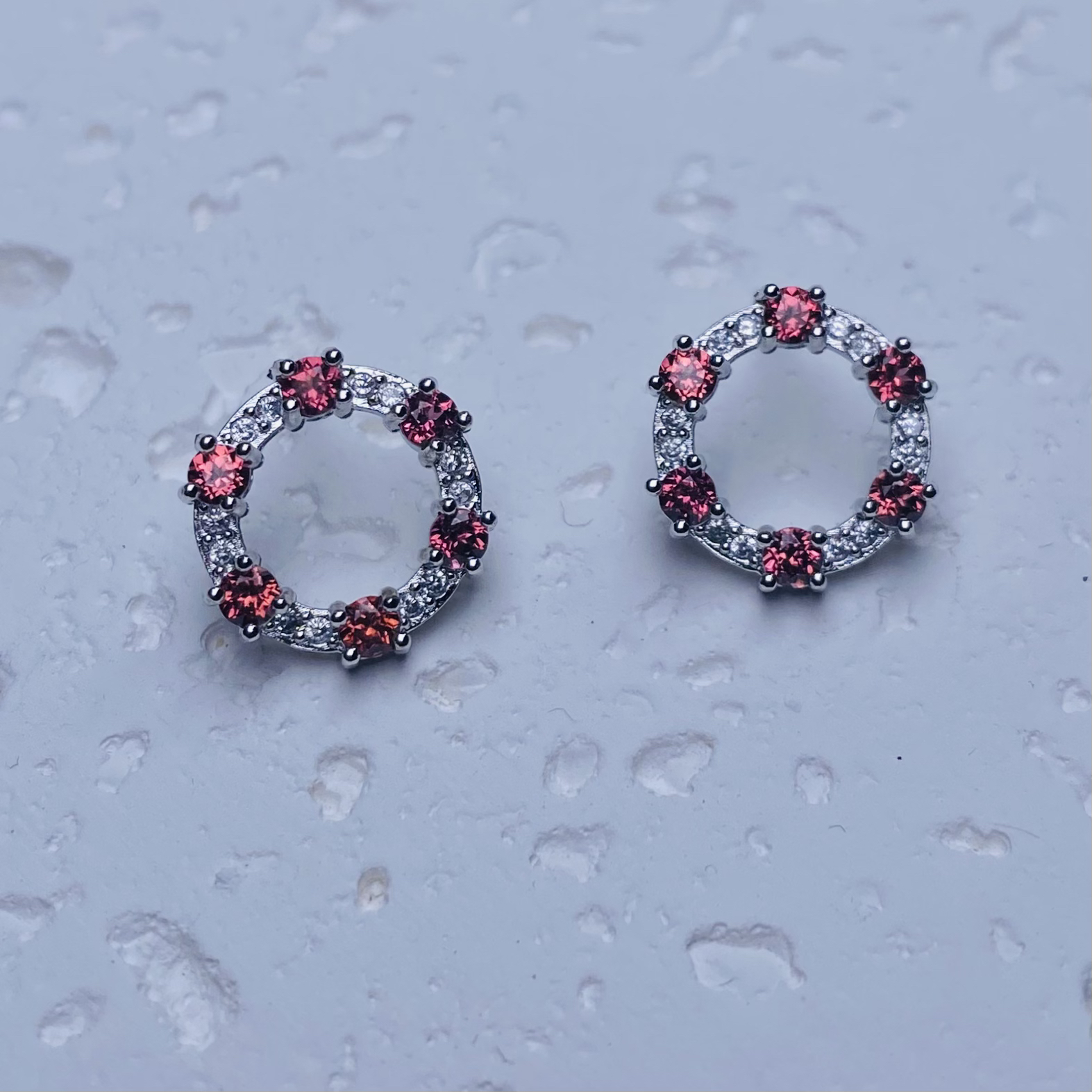 酒红石榴石耳钉 精致花环款 经典设计2025新款 S925银镶嵌