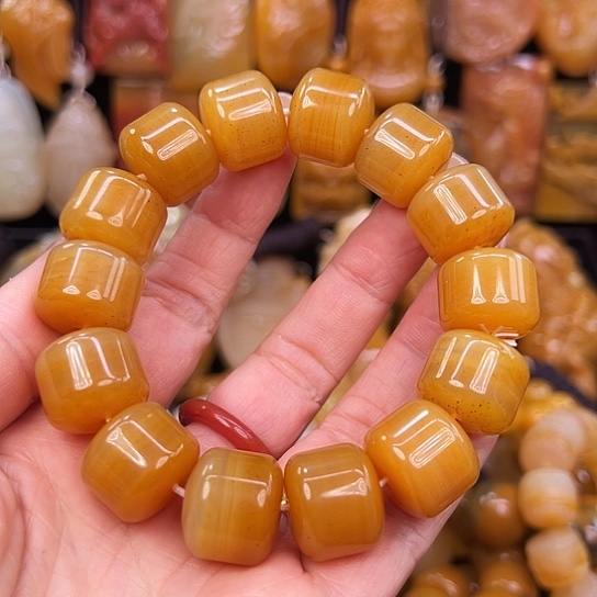 石英质玉（黄龙玉）合金颈饰