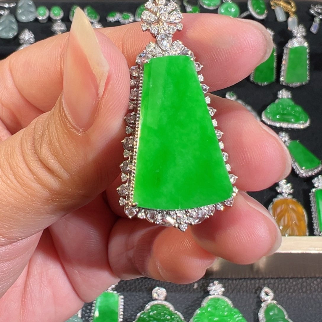 【闪购商品】翡翠吊坠(不含链)18K金镶嵌