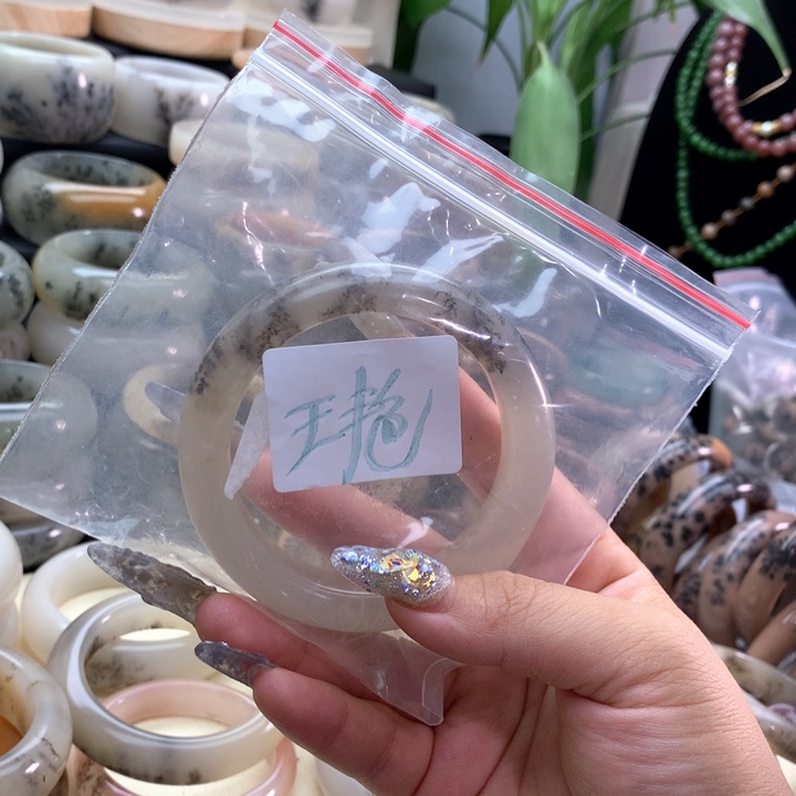 不***惯石英岩玉未镶嵌手镯