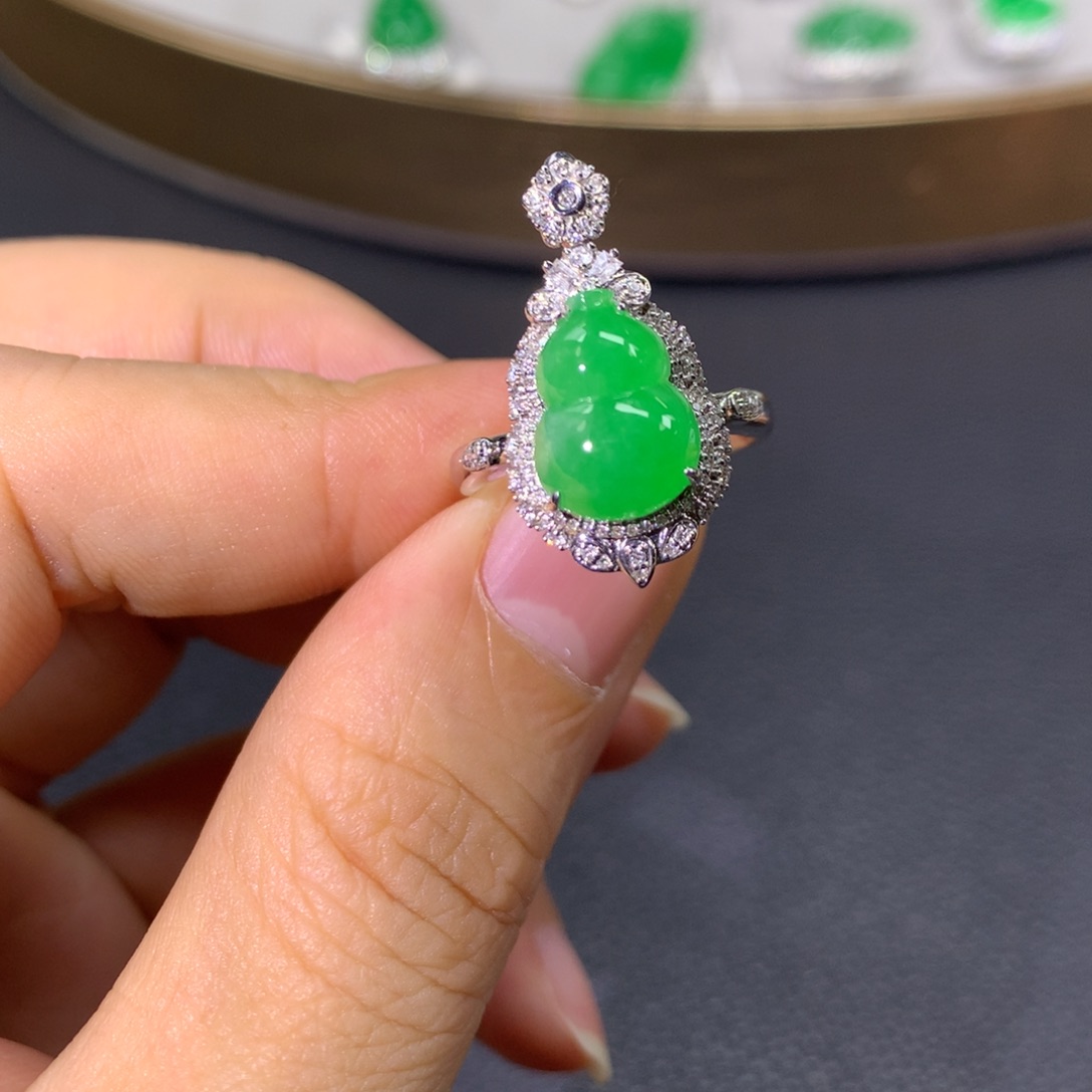 翡翠戒指18K金镶嵌翡翠