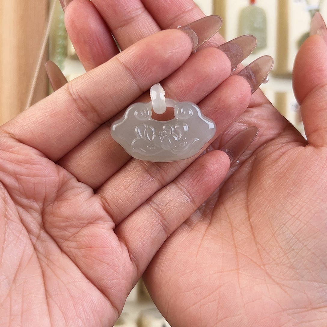 弹***左和田玉未镶嵌颈饰