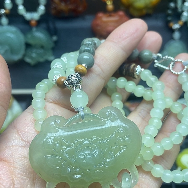 未镶嵌蛇纹石玉颈饰