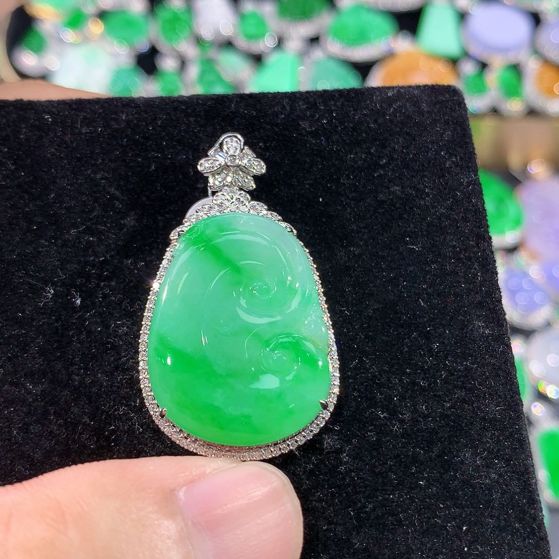 翡翠18K金镶嵌颈饰