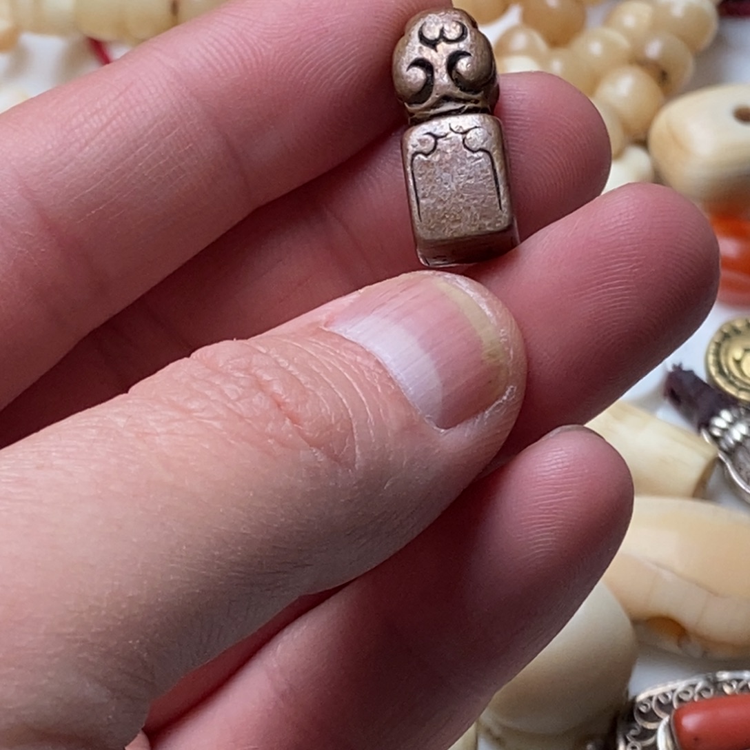 北***️玻璃颈饰藏传精品小元素的话说