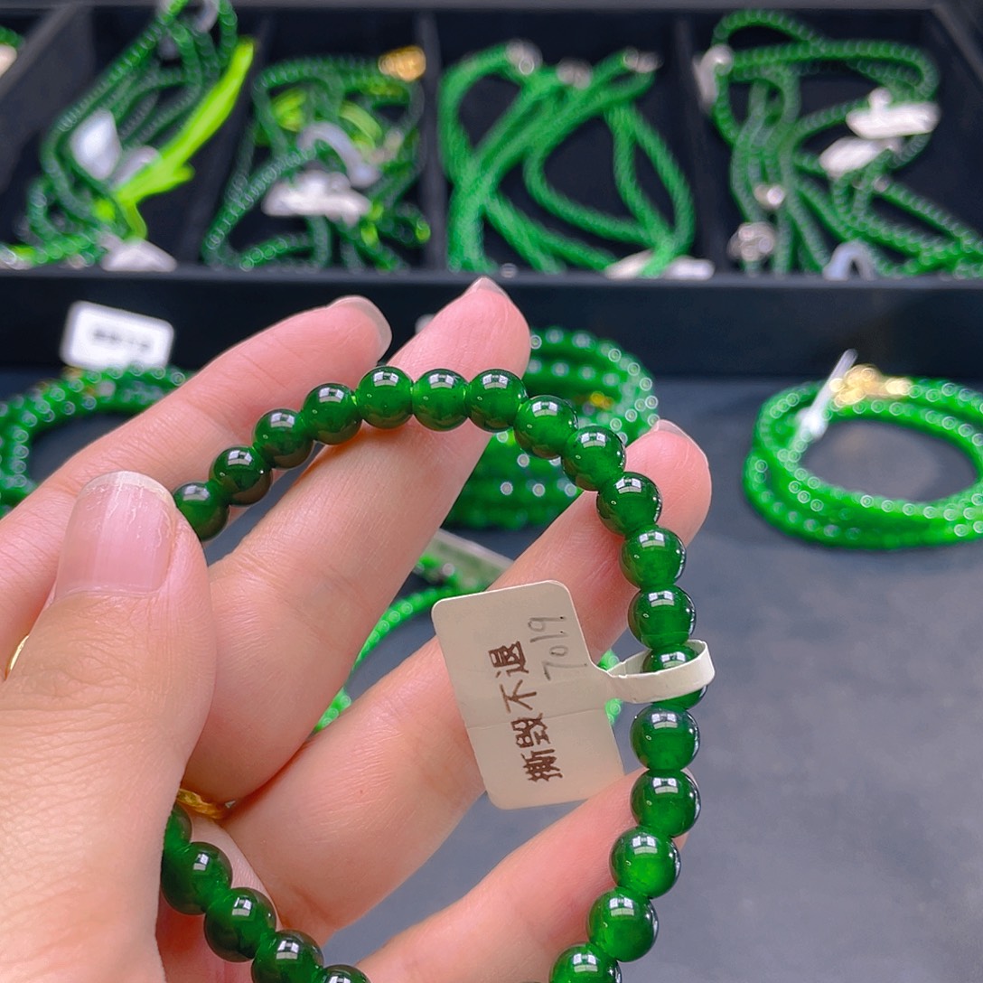 翡翠未镶嵌颈饰    