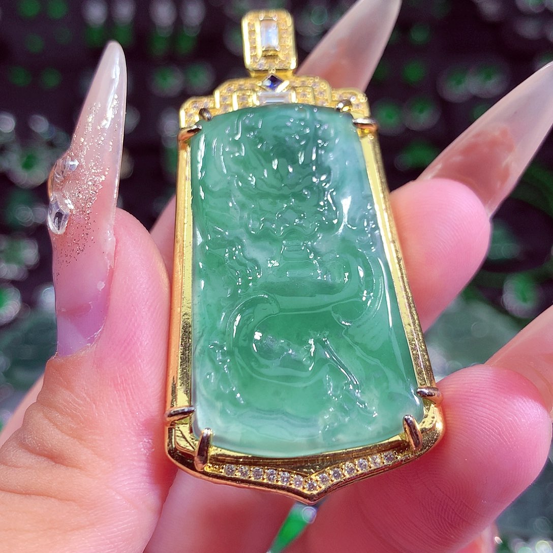 翡翠未镶嵌颈饰挂件