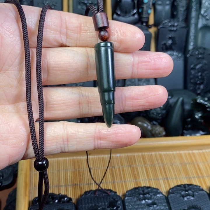 颈饰未镶嵌和田玉（青玉）