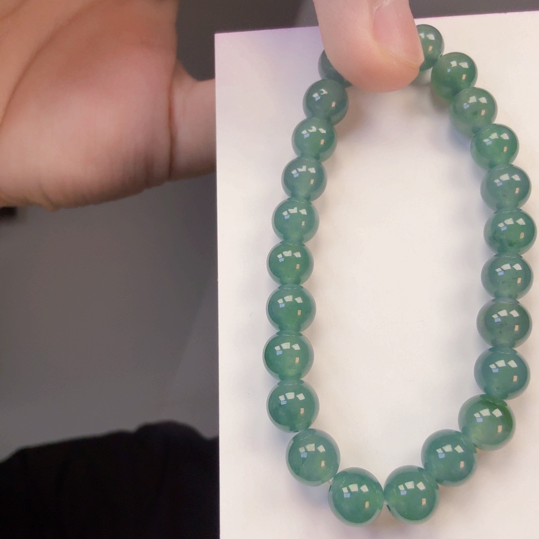 翡翠未镶嵌颈饰一件