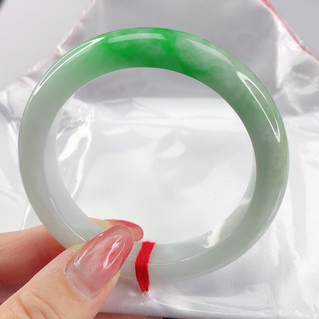 翡翠手镯未镶嵌美***?翡翠377