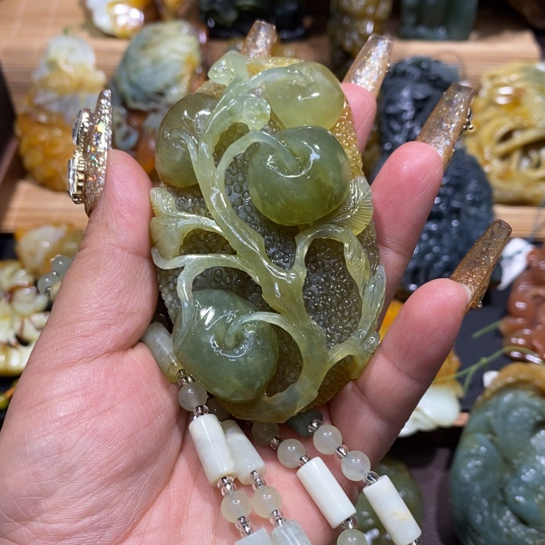 蛇纹石玉颈饰未镶嵌莹*