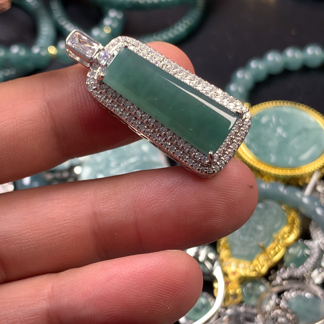 翡翠未镶嵌颈饰蓝晴无事牌