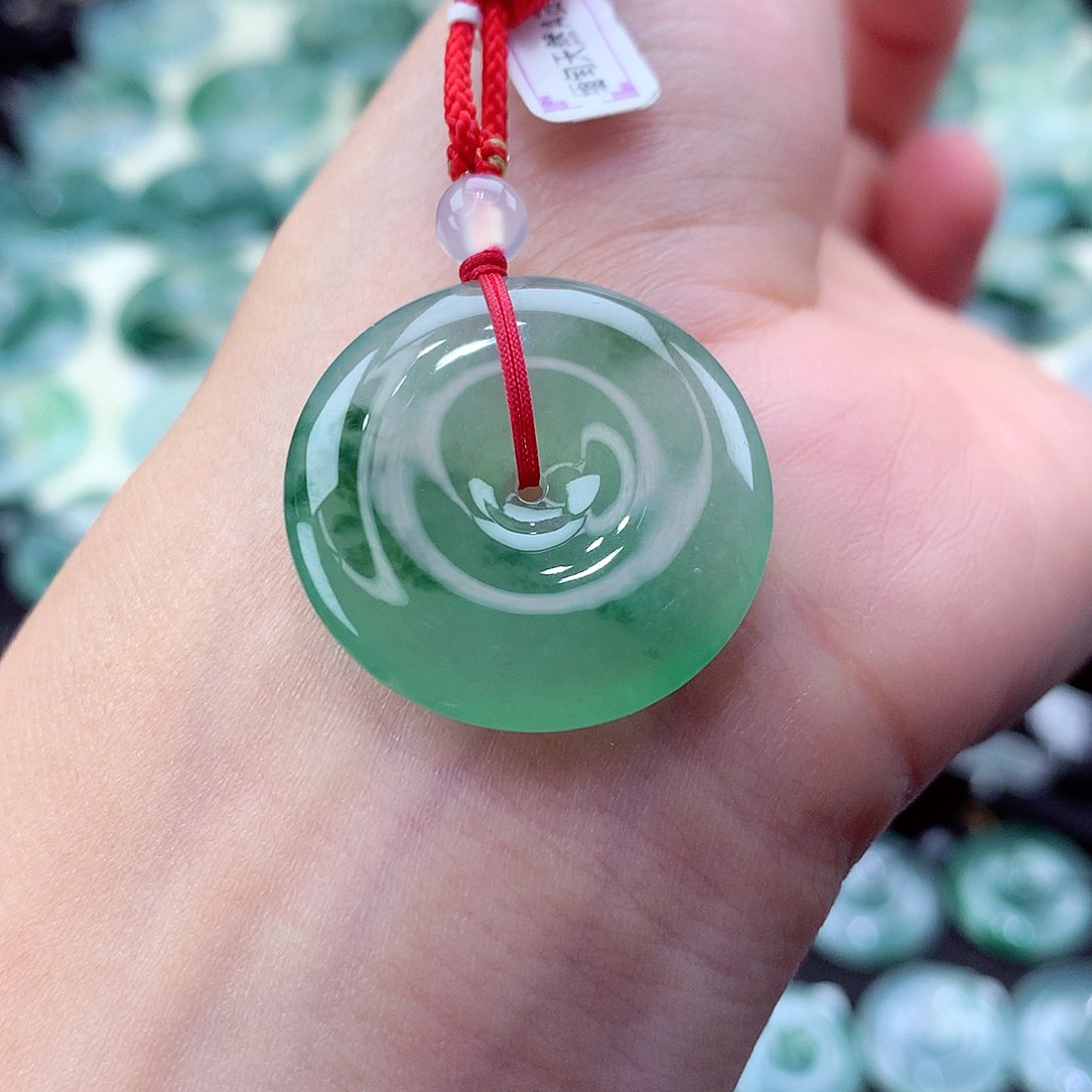 翡翠未镶嵌颈饰编号4。尺寸25.6-5.2