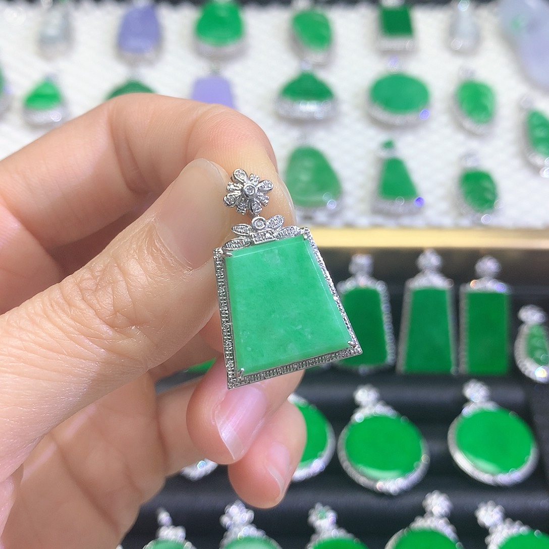 颈饰18K金镶嵌翡翠吊坠