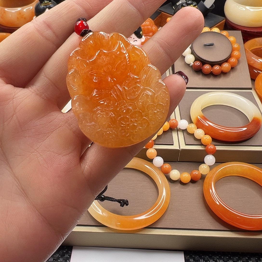 红***石石英质玉（黄龙玉）未镶嵌颈饰福利