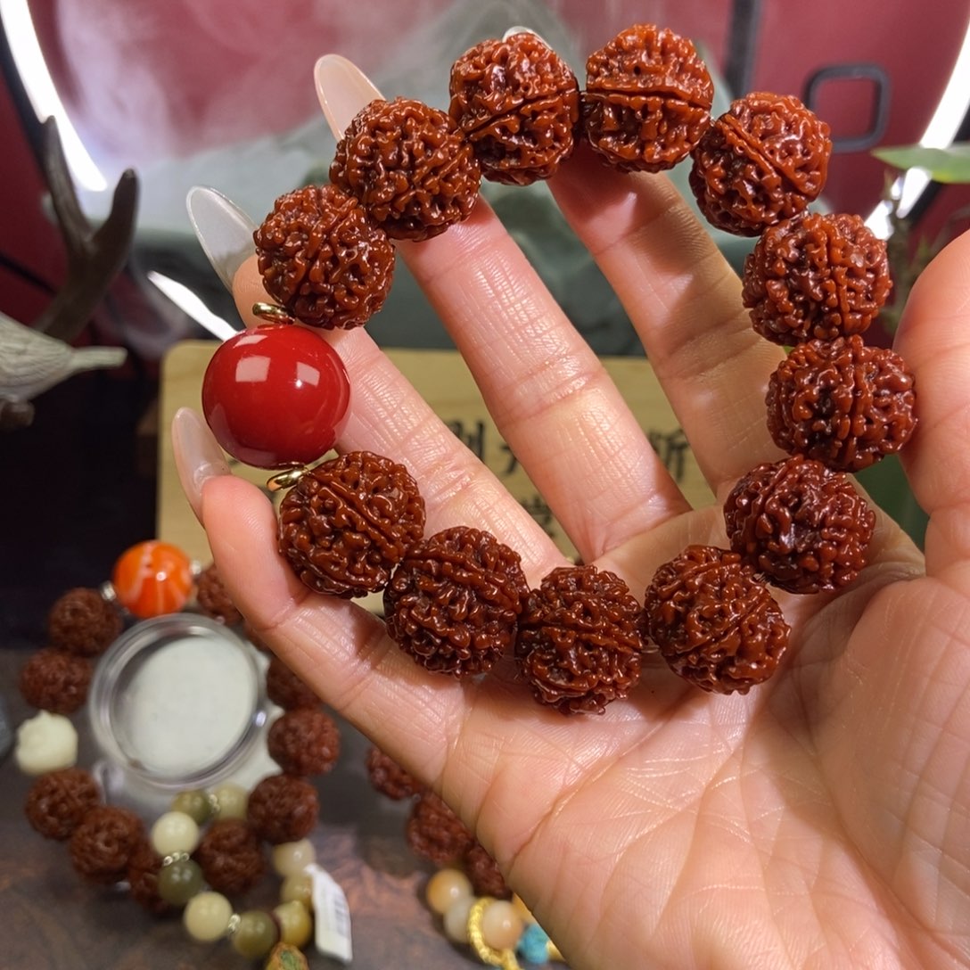 金刚菩提吊坠620红。            