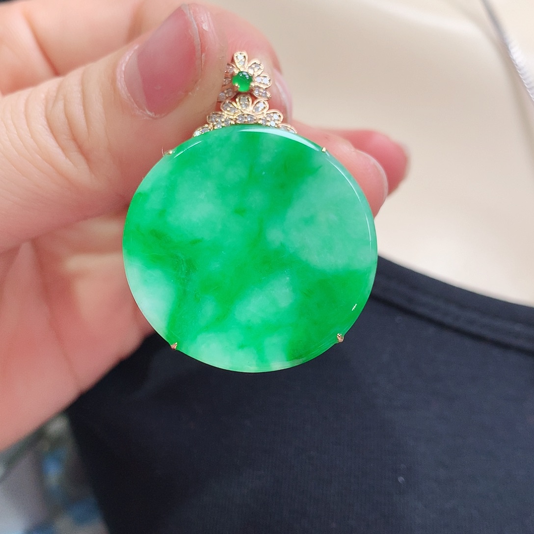 翡翠颈饰18K金镶嵌圆牌