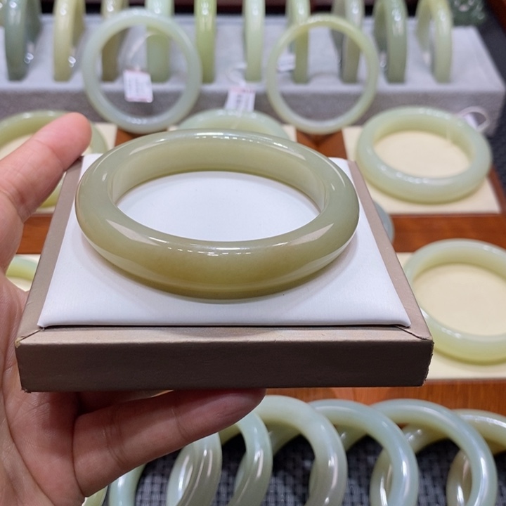 和田玉手镯未镶嵌小*