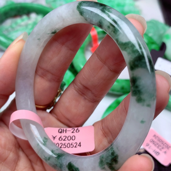 翡翠手镯未镶嵌翡翠