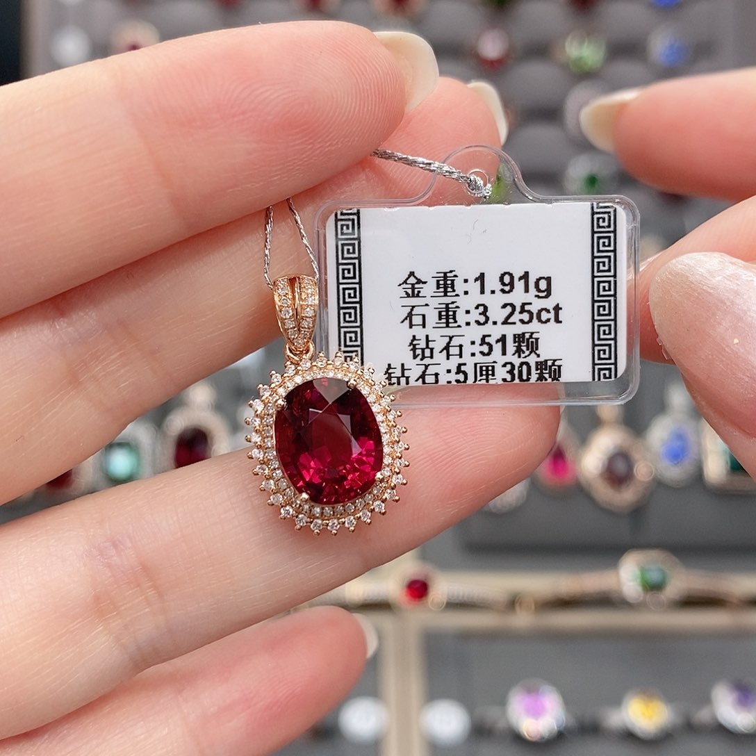 18K金镶嵌颈饰碧玺3.25。 