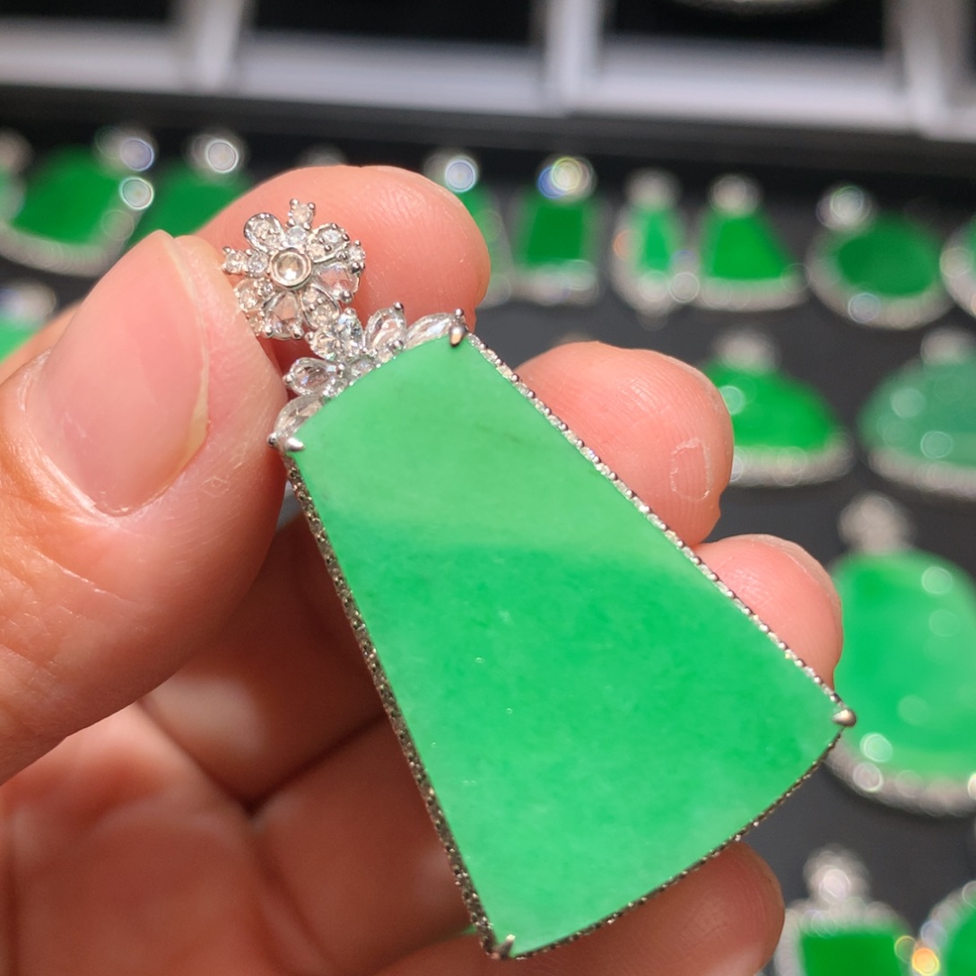 翡翠颈饰18K金镶嵌翡翠