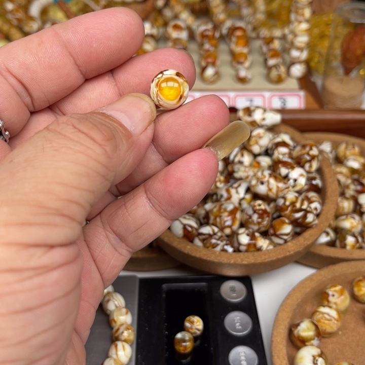 琥珀裸石未镶嵌南***手77号